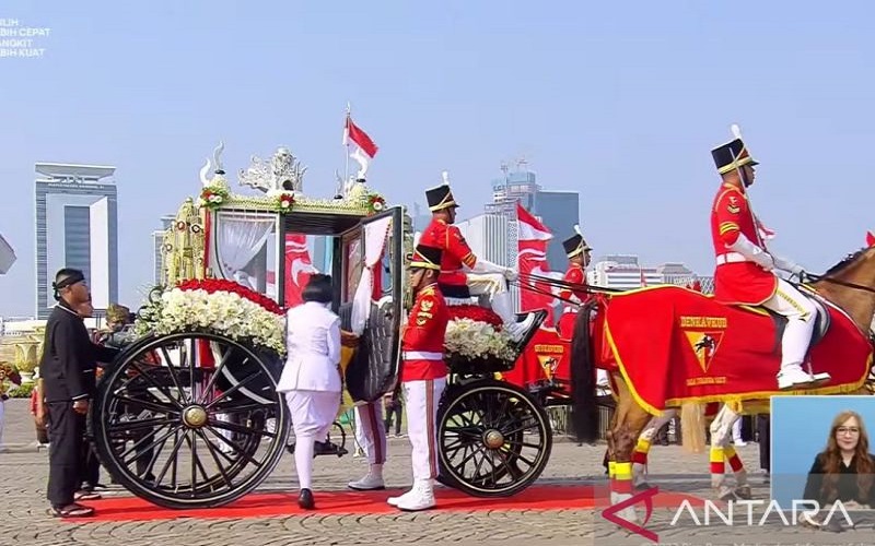 Duplikat Bendera Pusaka dan Naskah Proklamasi Dibawa Kereta Kencana Ki Jaga Raksa