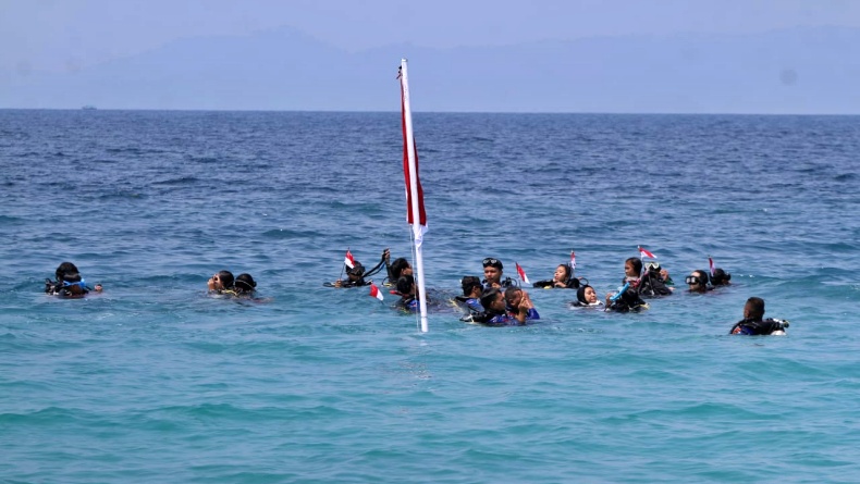Mahasiswa dari 9 Universitas Kibarkan Bendera Merah Putih di Laut Pahawang Lampung