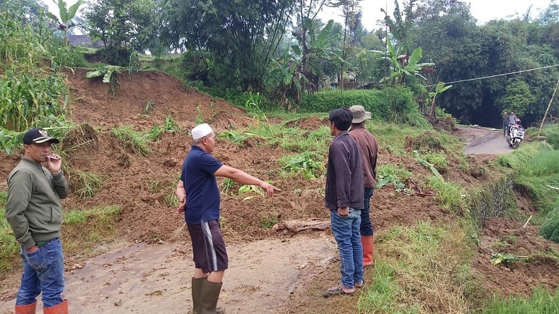 title Hujan Deras Picu Tanah Longsor Tutup Akses Jalan Desa di Rongga KBB Hujan Deras Picu Tanah Longsor Tutup Akses Jalan Desa di Rongga KBB