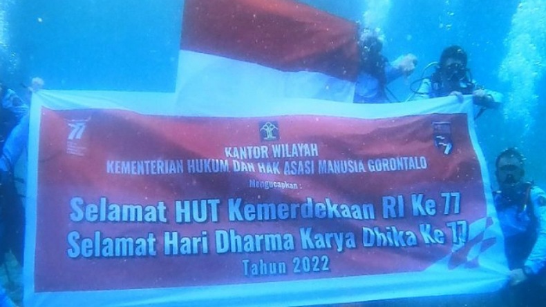 title Kemenkumham Gorontalo Kibarkan Bendera Merah Putih di Bawah Laut Objek Wisata Olele Kemenkumham Gorontalo Kibarkan Bendera Merah Putih di Bawah Laut Objek Wisata Olele