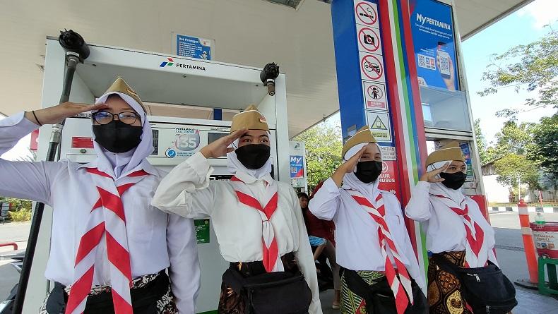 Semarakkan HUT RI, Petugas SPBU di Rembang Kenakan Kostum Pejuang