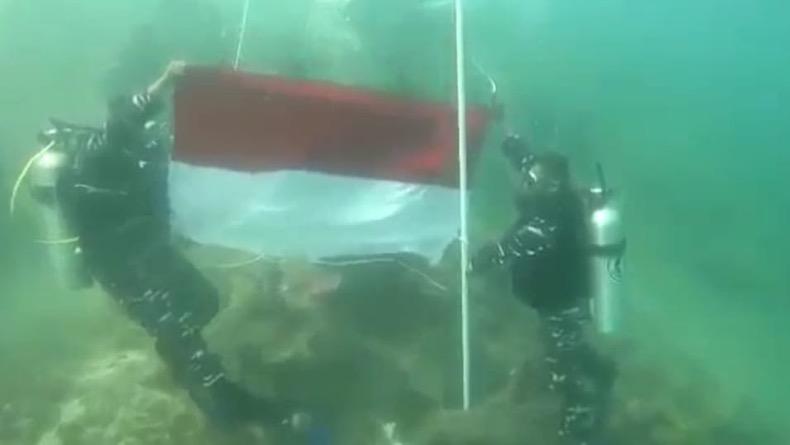 HUT ke-77 RI, Penyelam Kibarkan Bendera Merah Putih di Bawah Permukaan Laut Bangka Barat