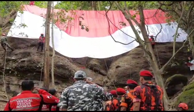 Bendera Merah Putih Raksasa Dikibarkan di Atas Tebing Batu Gedogan Ciwado Indramayu