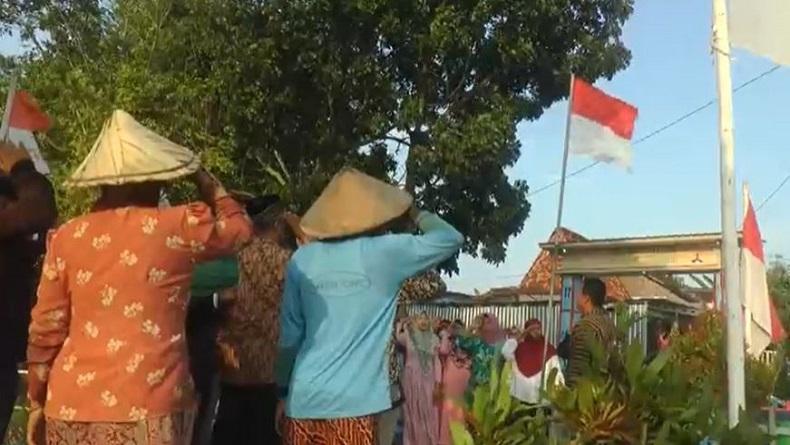 Turun ke Sawah, Ketua RT di Demak Ajak Petani Ikut Upacara HUT RI