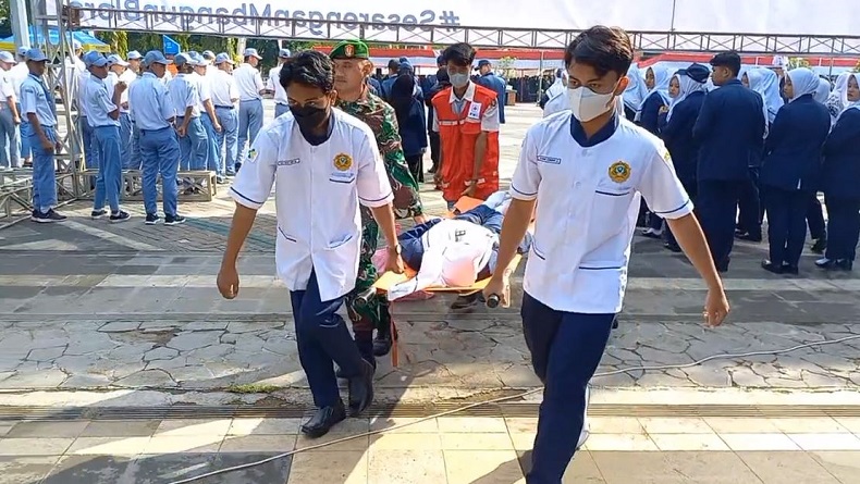 title Upacara HUT Kemerdekaan RI di Alun-alun Blora, Belasan Peserta Pingsan Upacara HUT Kemerdekaan RI di Alun-alun Blora, Belasan Peserta Pingsan