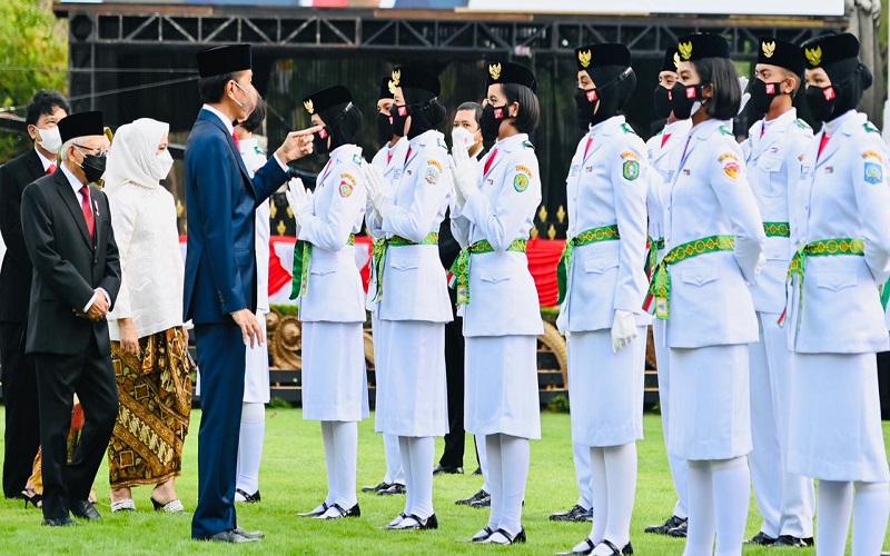 Dewa Ayu Firsty, Siswi SMAN 2 Kudus Pembawa Baki Bendera Merah Putih di Istana Negara