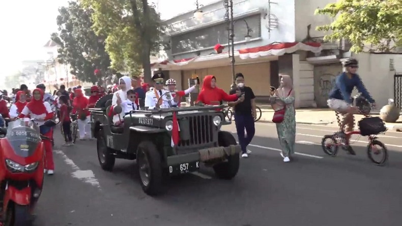 Ridwan Kamil Kendarai Mobil Antik Hot Rod ke Lokasi Upacara Lapangan Gasibu