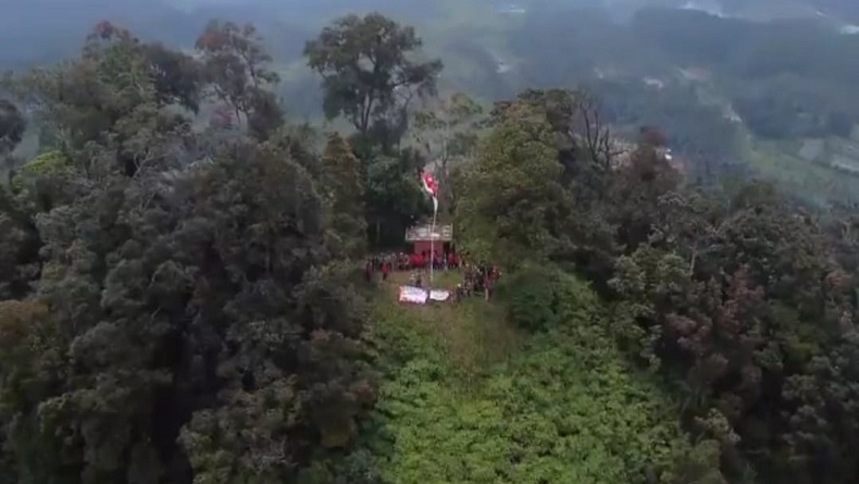Forkopimcam Sukanagara Cianjur Gelar Upacara HUT RI di Puncak Gunung Karang