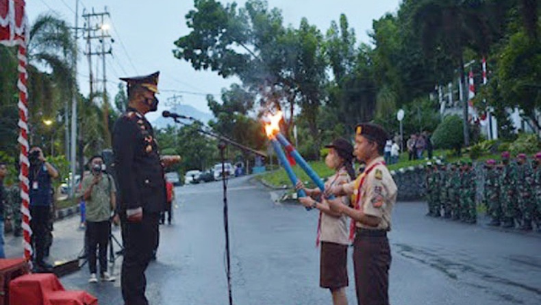 Pertahankan Tradisi Kemiliteran, Upacara Taptu Sambut HUT Kemerdekaan ...