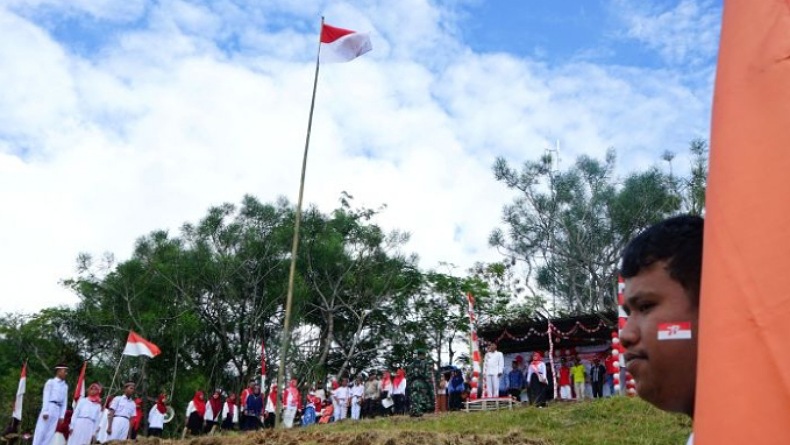 Berpakaian ala Pejuang, Masyarakat Tenilo Gorontalo Gelar Upacara Bendera di Atas Bukit