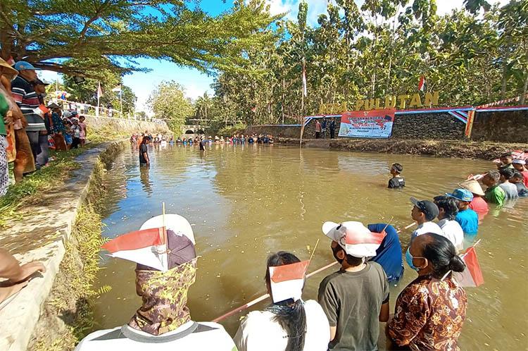 Unik, Warga Gunungkidul Gelar Upacara Kemerdekaan di Tengah Sungai Berhadiah Kambing