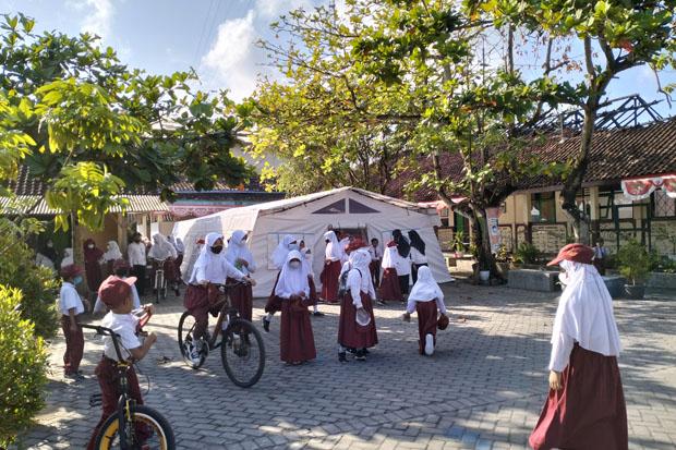 Di Depan Tenda Darurat, Ratusan Siswa SD Negeri Delegan 1 Sleman Gelar Upacara 17 Agustus 