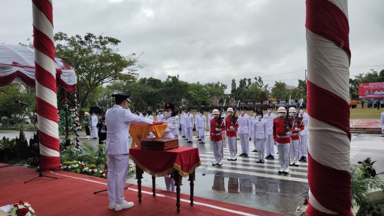 Upacara HUT ke-77 RI di Palangka Raya Diwarnai Hujan Lebat, Paserta dan Petugas Basah Kuyup