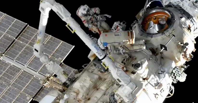 Gara-Gara Masalah di Pakaian Antariksa, Spacewalk Kosmonot Rusia Dihentikan 