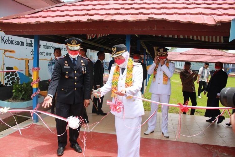 Bupati Barito Kuala Serahkan SK Remisi dan Resmikan Gedung Isolasi Covid-19