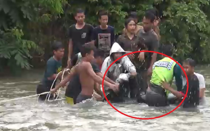 Hendak Berangkat Sekolah, Motor Siswi Ini Hanyut Terseret Banjir di Jalanan 