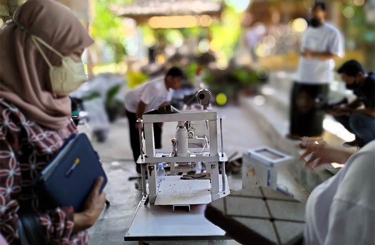 Kampung Bijak Sampah Bantul, Kembangkan Mesin Pencetak Conblock Berbahan Residu Plastik