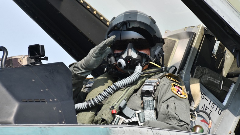 Terbang Naik F-16, Jenderal Dudung Terima Wing Kehormatan Penerbang Kelas I TNI AU