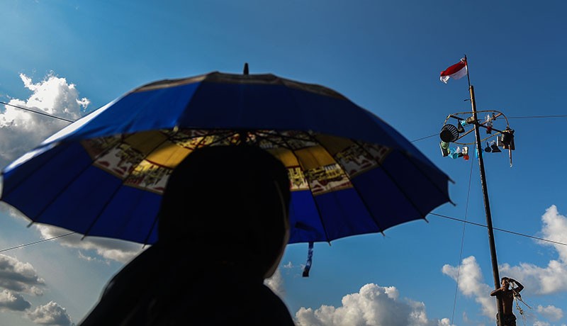 Perjuangan Warga Memburu Hadiah Panjat Pinang di Pinggir Sungai Musi Palembang - Bagian 4