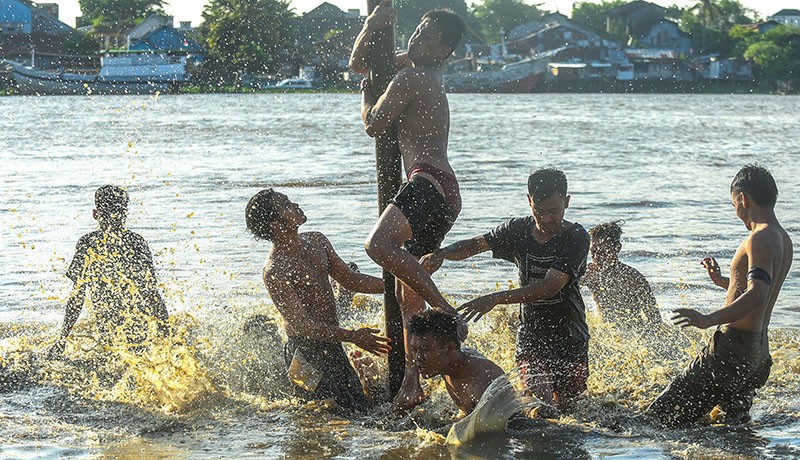 Perjuangan Warga Memburu Hadiah Panjat Pinang di Pinggir Sungai Musi Palembang - Bagian 3