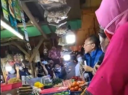 Mendag Zulhas Traktir Ibu-ibu di Pasar Bawang Merah hingga Daging Sapi