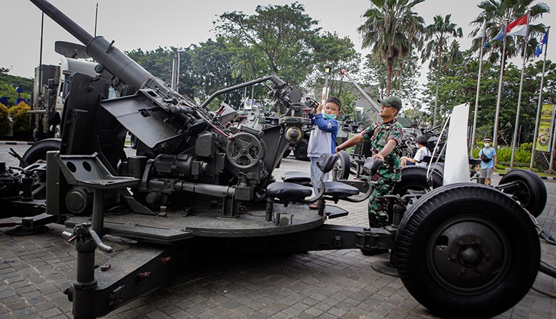 Warga Keliling Naik Kendaraan Tempur TNI saat Pameran Alutsista di Tangerang - Bagian 2