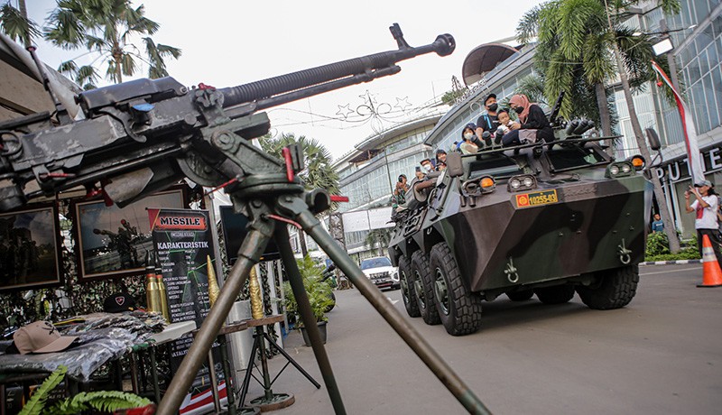 Warga Keliling Naik Kendaraan Tempur TNI saat Pameran Alutsista di Tangerang - Bagian 1