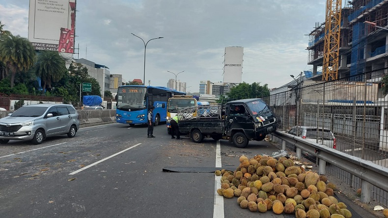 Pikap Tabrak Truk di Grogol Petamburan, Durian-Durian Bergelimpangan di Jalan Tol