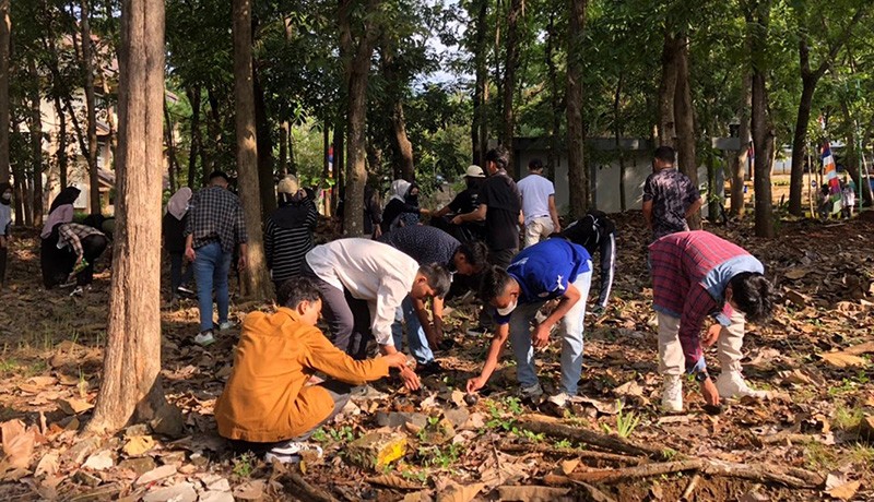 Ribuan Mahasiswa Baru Unnes Cetak Rekor Pembersihan Sampah Plastik pada Selokan  - Bagian 1