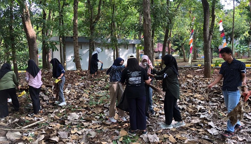 Ribuan Mahasiswa Baru Unnes Cetak Rekor Pembersihan Sampah Plastik pada Selokan  - Bagian 3