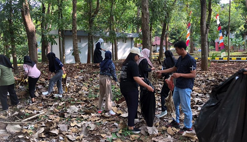 Ribuan Mahasiswa Baru Unnes Cetak Rekor Pembersihan Sampah Plastik pada Selokan  - Bagian 2