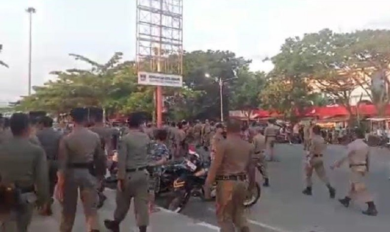 Satpol PP Padang Terluka Diserang PKL, Kaca Mobil Patroli Pecah Dilempar Batu
