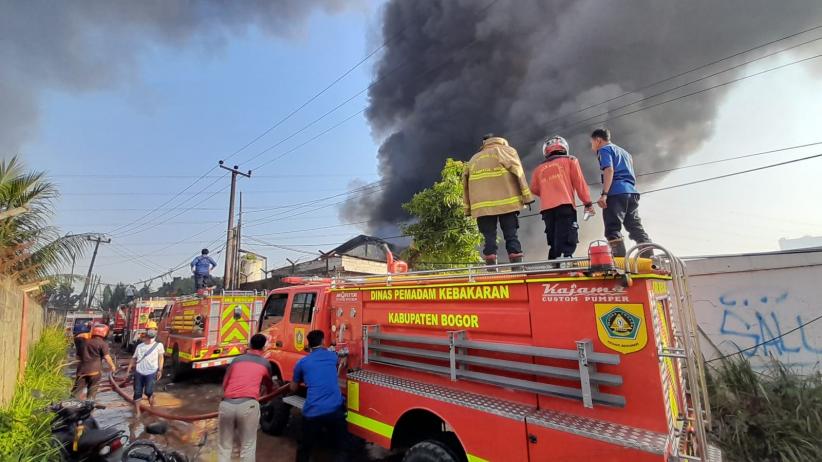 Kebakaran Pabrik di Gunung Putri Bogor, Damkar Sulit Cari Sumber Air
