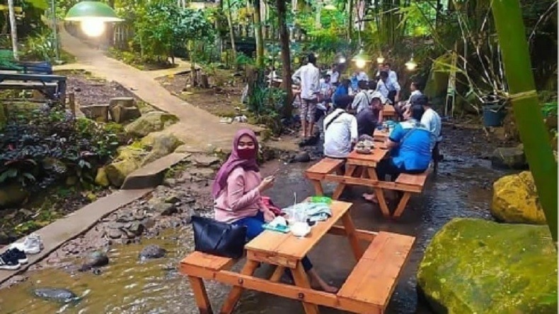 Restoran di Atas Aliran Air di Indonesia, Rasakan Sensasi Santap Makan Suasana Pegunungan