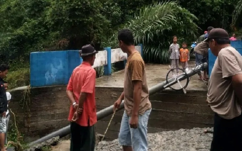 Jembatan Penghubung 2 Kecamatan di Deliserdang Putus Diterjang Longsor
