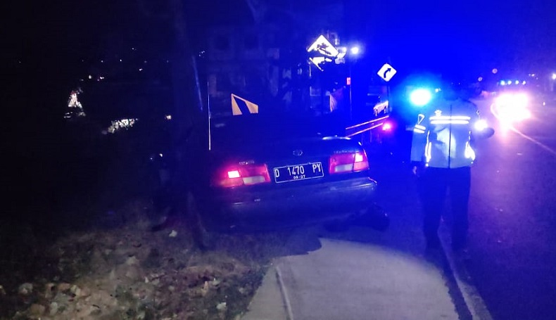 Hantam Pohon dan Rambu Lalu Lintas, Corona Ringsek di Jalan Raya Limbangan Garut