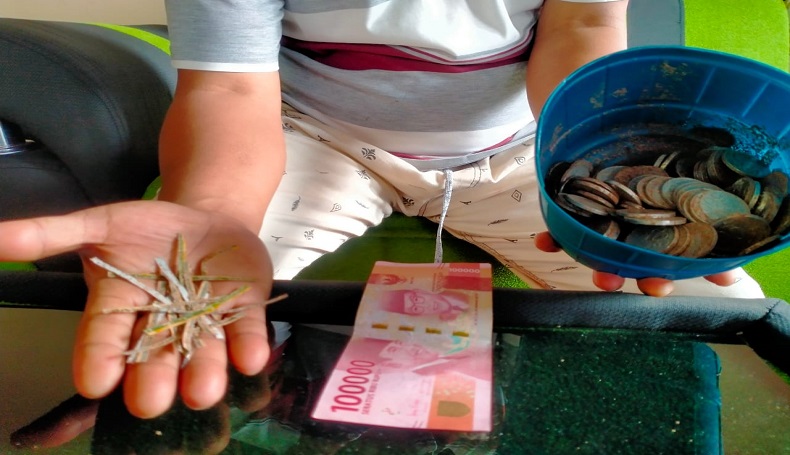 title Aneh, Uang Jutaan Rupiah di Celengan Raib Hanya Sisakan Benang Pengaman Aneh, Uang Jutaan Rupiah di Celengan Raib Hanya Sisakan Benang Pengaman