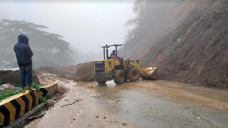 Jalur Padang-Solok Lumpuh Total Akibat Longsor, Sudah Bisa Dilalui ...