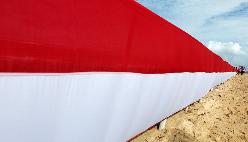 Kawasan Wisata Pantai Aceh Dipasang Bendera Merah Putih Sepanjang 100 Meter