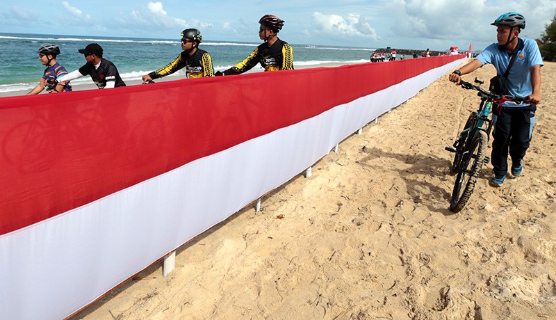 Kawasan Wisata Pantai Aceh Dipasang Bendera Merah Putih Sepanjang 100 Meter - Bagian 2
