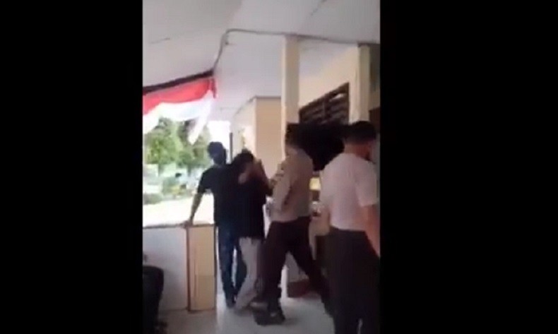 Terekam Video, Oknum Polsek Bone-Bone Hajar Terduga Penganiayaan di Luwu Utara