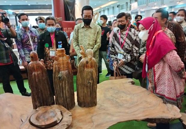 Diberi Meja Makan Akar Jati Kuno dari Peserta JIFFINA, Sultan: Arep Tak Delehke Nengdi