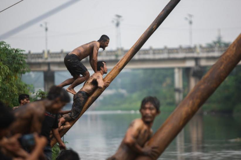 Begini Keseruan Lomba Panjat Pinang di BKT Jakarta - Bagian 4