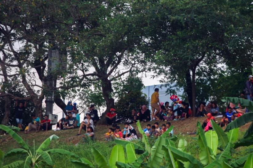 Begini Keseruan Lomba Panjat Pinang di BKT Jakarta - Bagian 6