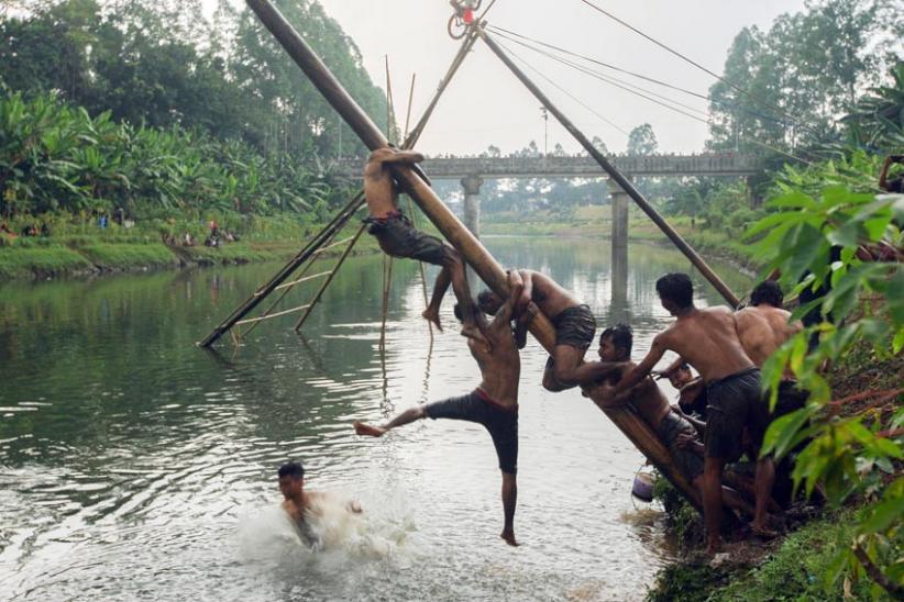 Begini Keseruan Lomba Panjat Pinang di BKT Jakarta - Bagian 3