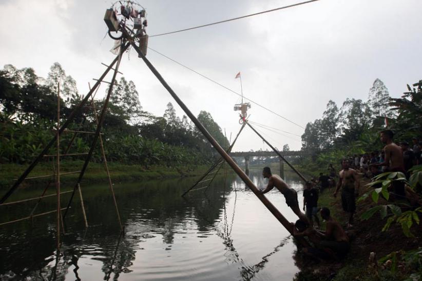 Begini Keseruan Lomba Panjat Pinang di BKT Jakarta - Bagian 5