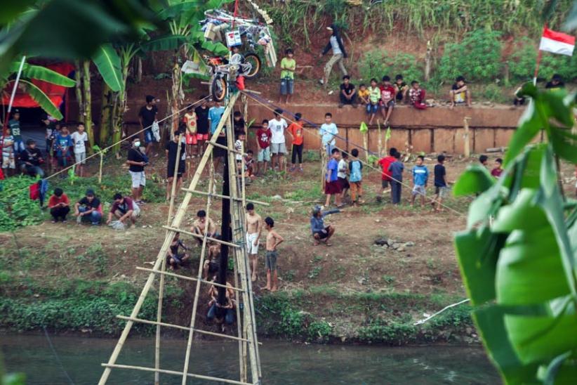 Begini Keseruan Lomba Panjat Pinang di BKT Jakarta - Bagian 2