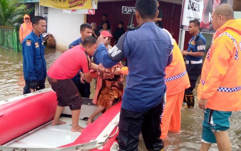 Diterjang Banjir, 283 Kepala Keluarga di Padang Pariaman Dievakuasi ke Tempat Aman