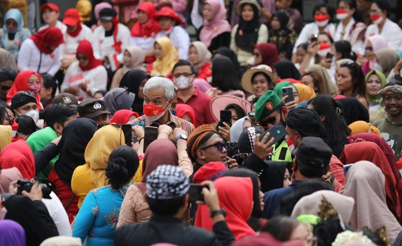  Ganjar Dikerumuni Ribuan Perempuan Berkebaya di Bandungan, Ada Apa?
