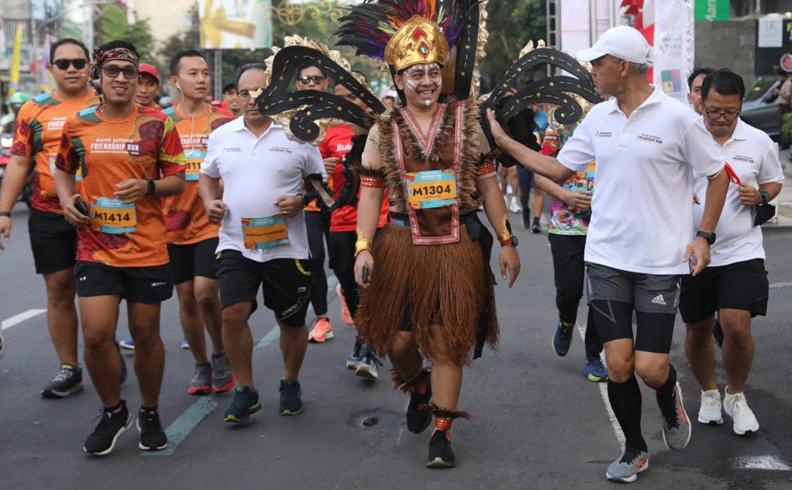 Friendship Run Borobudur Marathon, Iron Man sampai Werkudara Ikut Lari bareng Ganjar